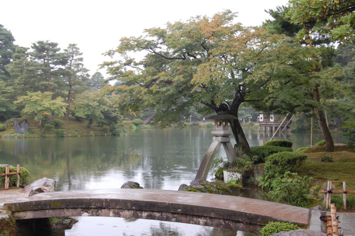 kenrokuen_lake_scene