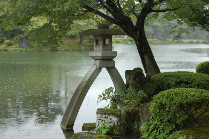 This is THE SCENE from Kenrokuen. Everyone in Japan knows this stone lantern.