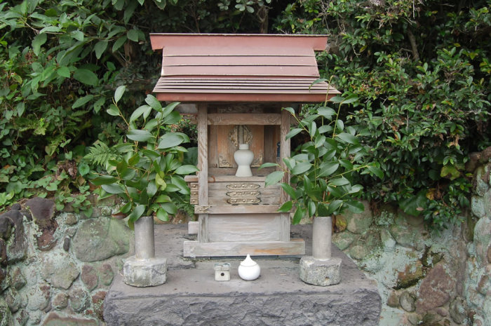 tiny_shinto_shrine